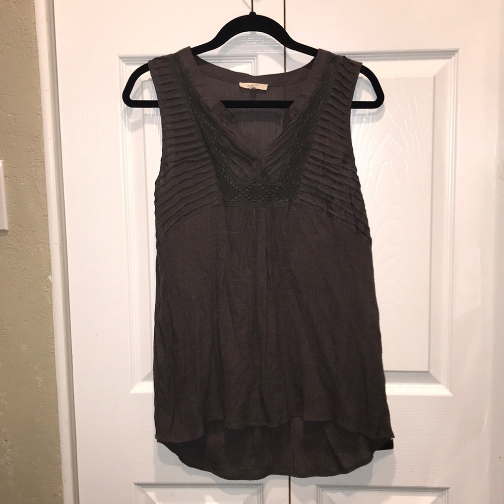 Mystree High Low Top size L Gray Embroidered Olive